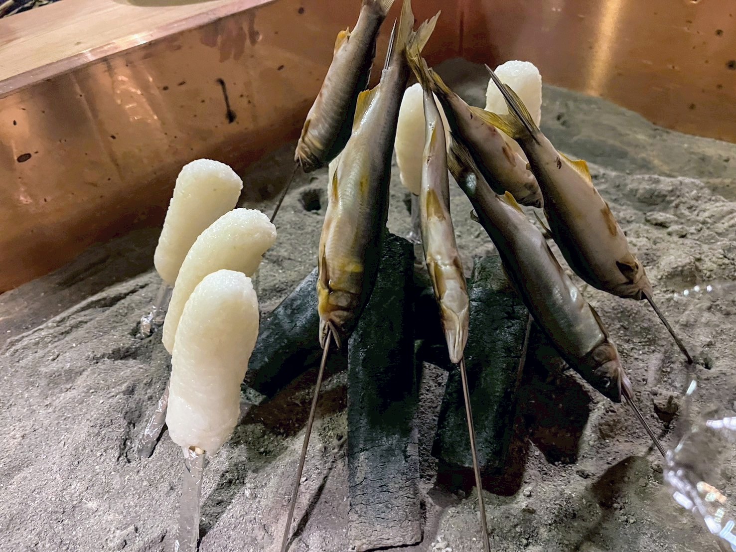 囲炉裏料理の様子